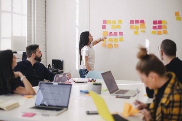brainstorming-you-x-ventures-unsplash Møte med postit-lapper på vegg