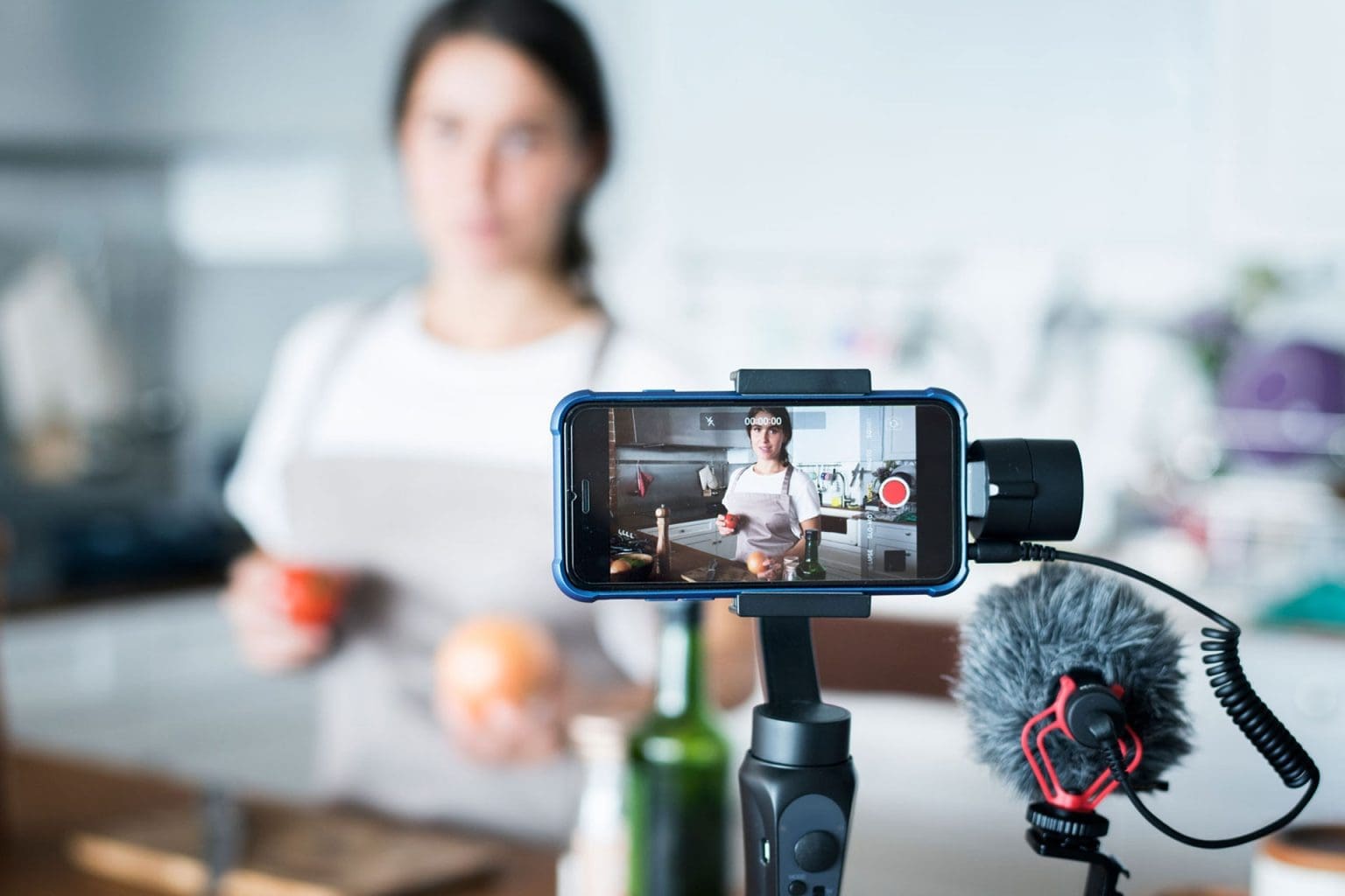 kvinne-vlogger-iphone-6L3WND7-3-2-1920-1536x1024 Filming av kvinne med Iphone